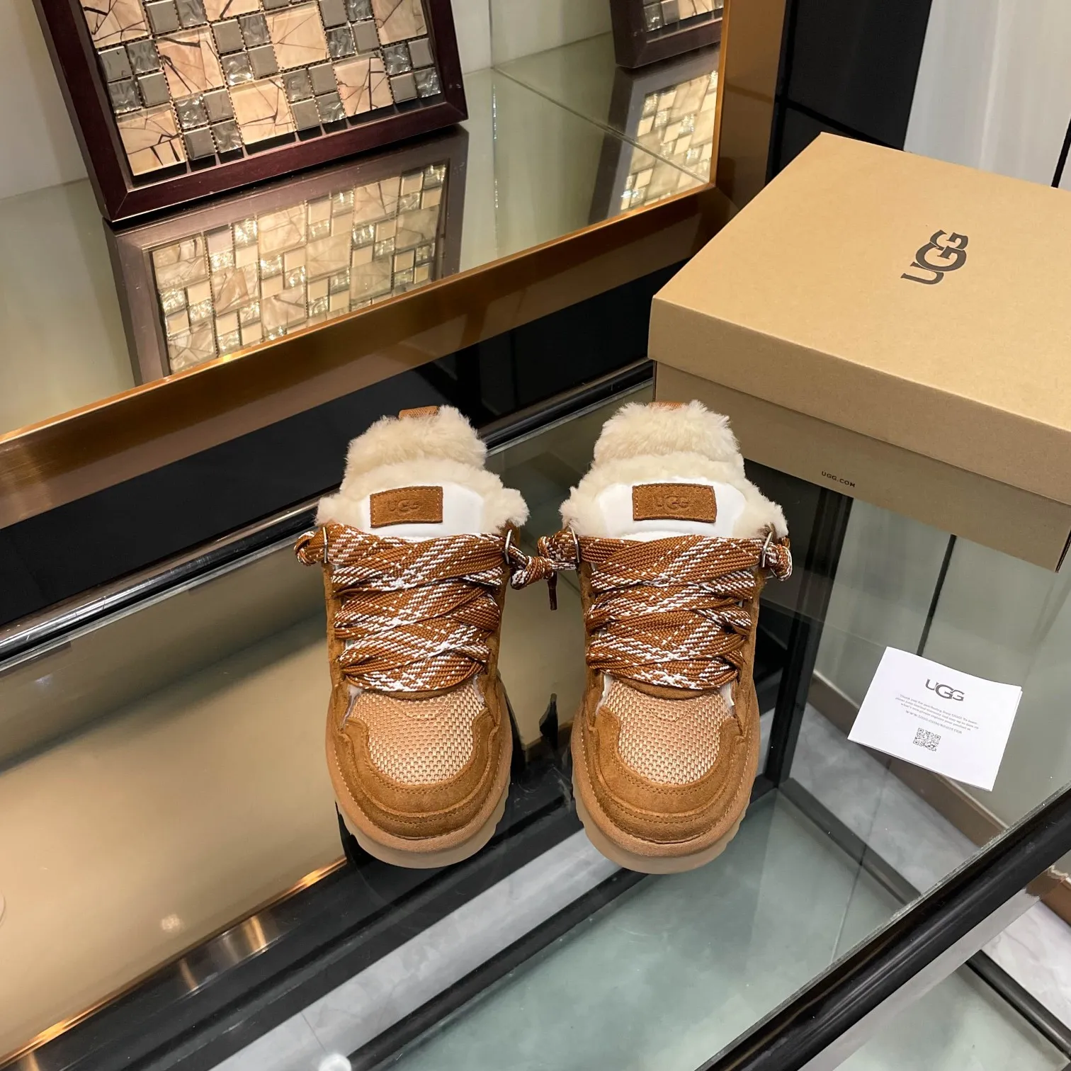 Men's shoes for P580! UGG~25vs popular platform thick-soled casual shoes series... [Round-toe thick-soled casual shoes] A shoe that does not clash with shirts, simple partition design ➕ spotted outsole, silk curls on the upper, a must-have for autumn and winter, can be worn with any pants or skirt, very comfortable and beautiful on the feet... ❶Material: Original customized cow ➕Breathable mesh ❷Inner lining: Original customized wool ❸ Foot pads: Original customized sheepskin ❹Outsole: Original molded wear-resistant velvet foam outsole ❺Number of codes: 35-41 ❻Packaging: Original full set of packaging ☀Color: Official website updated simultaneously